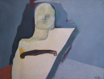 Figura de mig cos amb el cap petit i pàl·lid sobre un tors blanc angulós, retallada sobre blaus; una franja fosca horitzontal li travessa el pit i un fil marró penja a la dreta. A l'angle superior esquerre, una taca vermella.