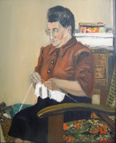 Retrat de la mare de l'artista fent mitja: asseguda en una cadira de boga, ulleres, brusa marró, el fil blanc a les mans; al darrere, una calaixera amb capses. Pintura de factura realista, signada «E. Arran…» a l'angle inferior dret.