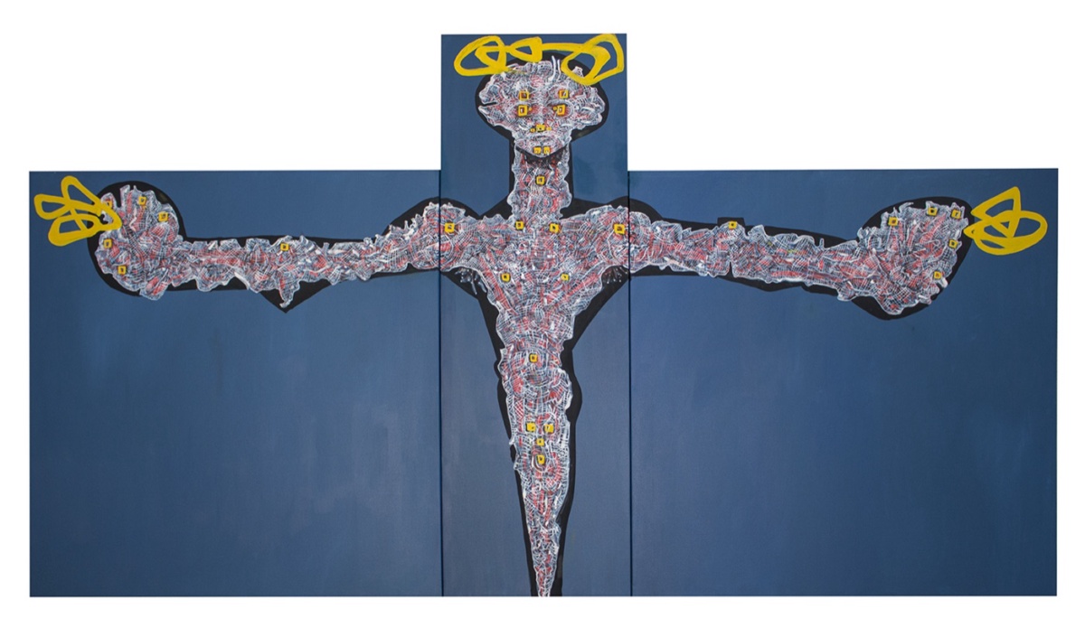Tríptic sobre blau fosc: una figura central amb els braços en creu, el cos travessat de cap a peus per un teixit dens de grafismes rosats i grocs; tres anelles grogues coronen el cap i les mans.