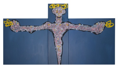 Tríptic sobre blau fosc: una figura central amb els braços en creu, el cos travessat de cap a peus per un teixit dens de grafismes rosats i grocs; tres anelles grogues coronen el cap i les mans.
