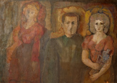 Tres figures frontals en terres i rosats apagats: una dona de cabell ros amb vestit vermellós a l'esquerra, un home de fosc al centre, i una dona de cabellera rinxolada amb brusa vermella que sosté una flor a la dreta.