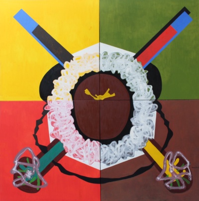 Políptic quadrat partit en quatre camps —groc, verd, vermell i granat—; al centre, una corona de bucles blancs i rosats sobre un oval fosc amb una figura menuda groga; dues barres de colors creuades a dalt i dues més amb madeixes de traç als angles de baix.