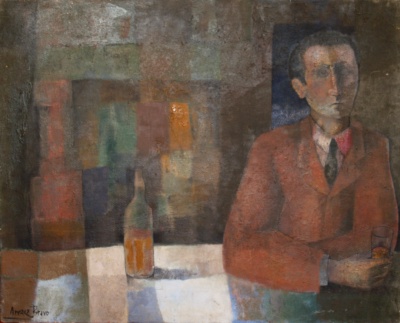 Un home d'americana vermellosa i corbata, assegut en un bar davant d'una ampolla i un got, mirant de front; al darrere, un mirall amb reflexos ocres i verds. Paleta terrosa, formes tallades en plans.
