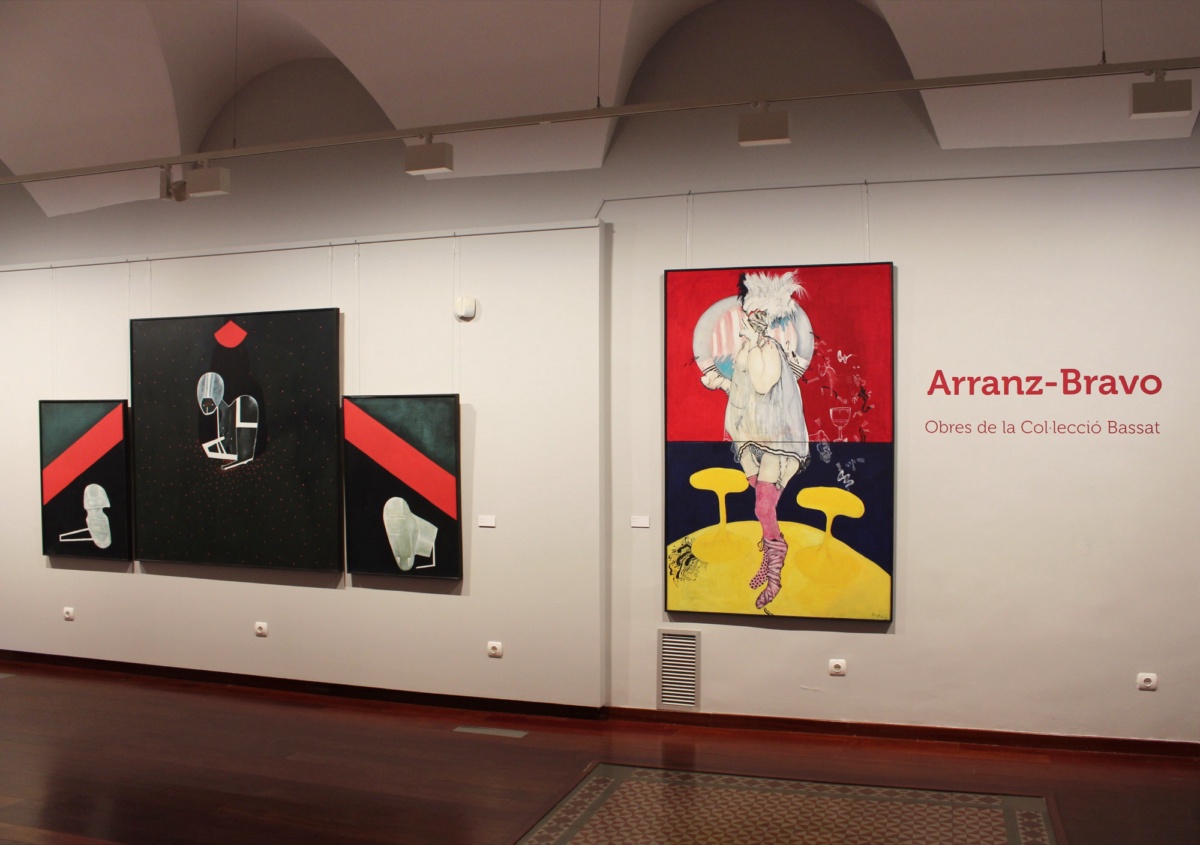 Rètol de sala: «Arranz-Bravo, Obres de la Col·lecció Bassat», amb obres de l'artista al fons.