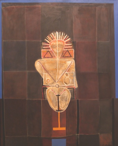 Una figura totèmica clara amb corona de pues, triangles vermells als ulls i el cos quadrejat, dreta sobre un peu en T taronja; fons de carreus marrons i granats amb una franja blava dalt i als costats.