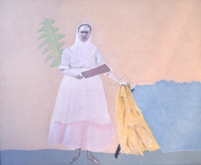 Figura femenina amb vel i davantal blancs sobre vestit rosat, dreta sobre fons salmó; sosté una post fosca i un feix de cànem groc, amb una gran fulla verda dentada al costat. Cara i mans en gris fotogràfic.