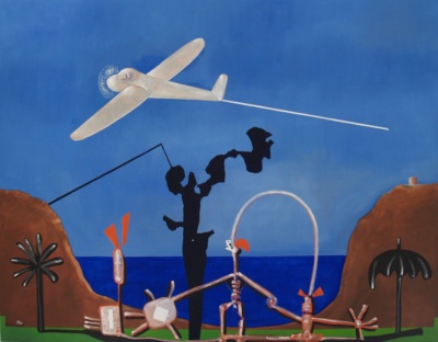 Platja amb mar blau fosc i cel blau: un avió blanc de morro rodó vola sobre una figura negra enfilada a un pal amb un drap fosc; a la sorra, figures de filferro rosat, dues palmeres negres i un para-sol fosc.