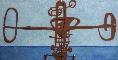 Una estructura marró de braços horitzontals acabats en anelles, alçada sobre un mar blau fosc i un cel clar de textura puntejada; el reflex de l'estructura continua sota la línia de l'aigua.