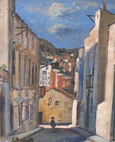 Vista d'un carrer que baixa cap a una casa de teulada vermella, amb la muntanya coberta de cases al fons i cel blau de núvols; una figura menuda amb barret al mig del carrer. Oli de pinzellada solta, signat a l'angle inferior esquerre.