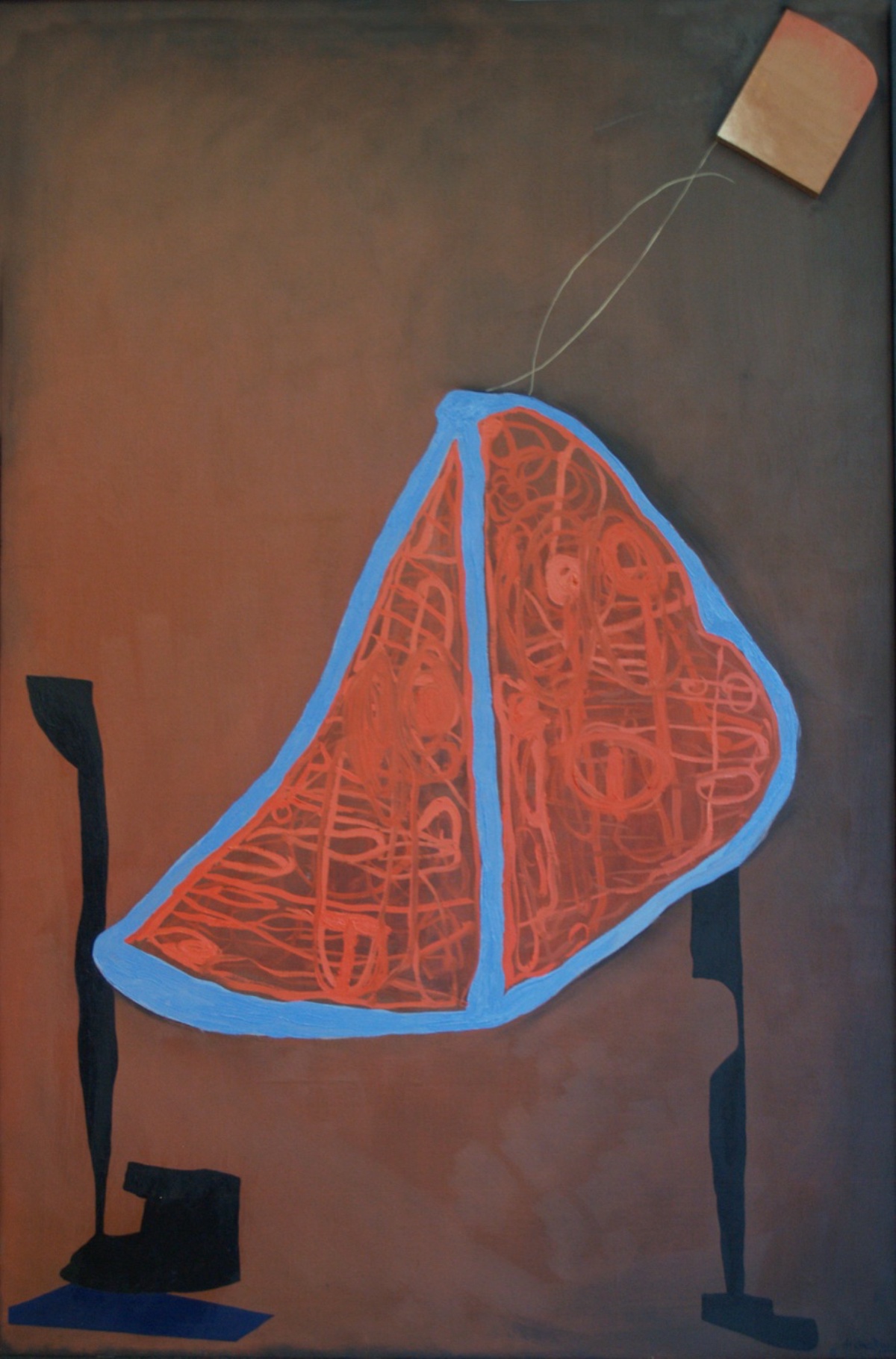 Sobre fons terrós fosc, una gran vela vermella de contorn blau farcida de traços cargolats, lligada per un fil a una peça de fusta clara enganxada a l'angle superior dret; a banda i banda, siluetes negres primes. Oli i collage.