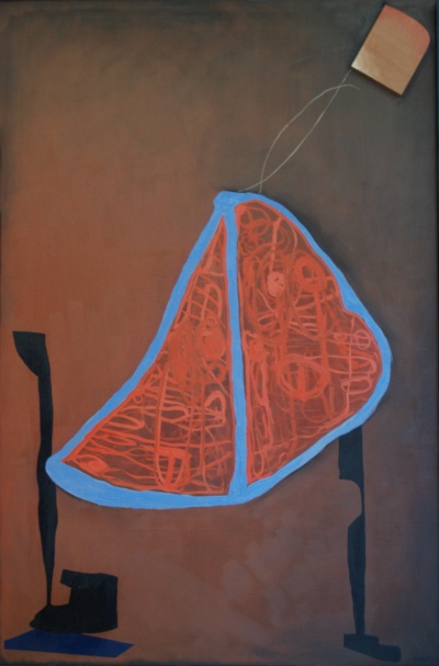 Sobre fons terrós fosc, una gran vela vermella de contorn blau farcida de traços cargolats, lligada per un fil a una peça de fusta clara enganxada a l'angle superior dret; a banda i banda, siluetes negres primes. Oli i collage.